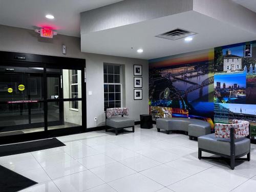 Corydon Hotel | Pet-Friendly Retreat at SureStay Plus by Best Western Corydon