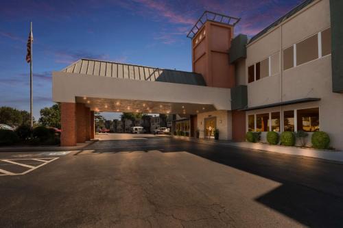 Lawton Hotel | Pet-Friendly Stay at SureStay Plus by Best Western Lawton