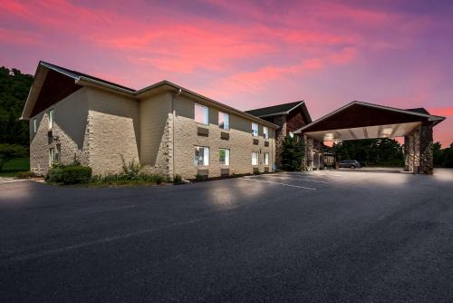 Berkeley Springs Hotel | Pet-Friendly Stay at SureStay Plus Hotel in Berkeley Springs