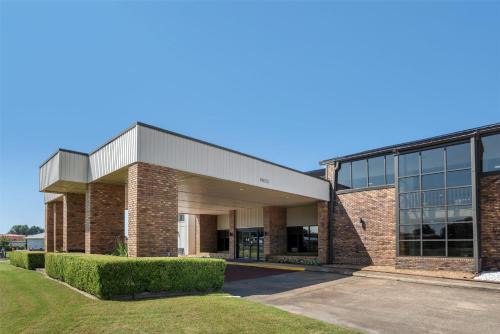 Greenwood Hotel | Pet-Friendly Getaway at SureStay Plus Hotel by Best Western