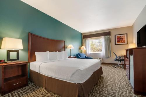 Topeka Hotel | Pet-Friendly Getaway at SureStay Plus Hotel in Topeka