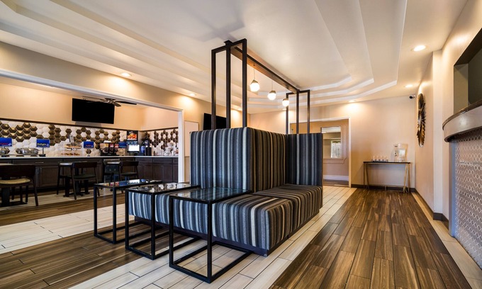 Topeka Hotel | Relaxing Getaway at SureStay Plus Hotel in Topeka Northwest