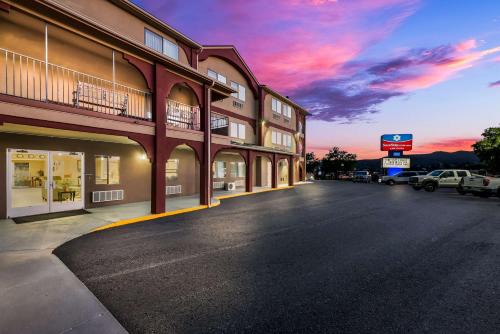 Tyrone Hotel | Pet-Friendly Retreat at SureStay Plus Hotel Silver City