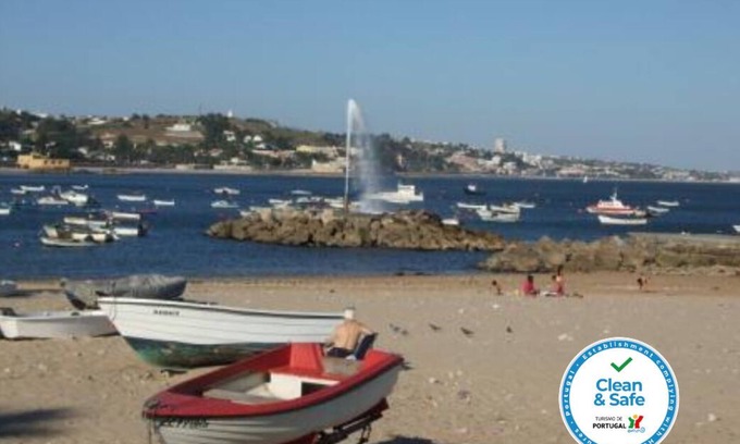 Paco De Arcos Apartment | Beachside Retreat: Just 3 Minutes to Surf and Sand