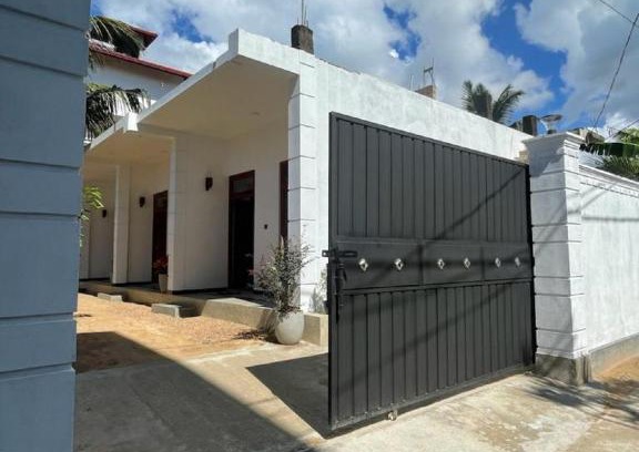 Weligama Hotel | Cozy Surf and Snooze Inn: Ocean View & Pet-Friendly Stay