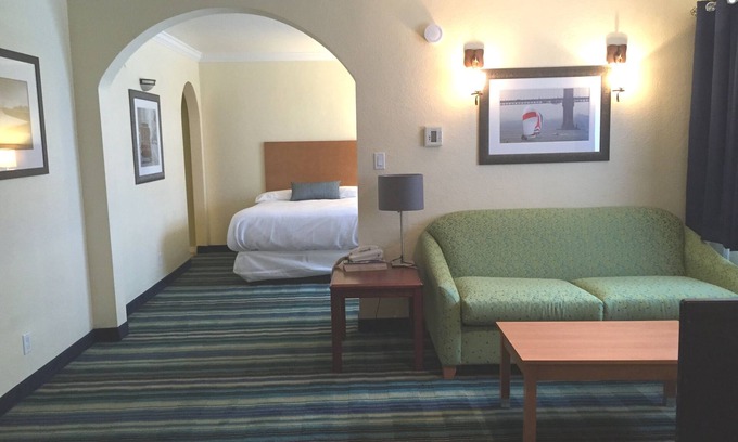 Cow Hollow Hotel | Budget-Friendly Surf Motel with Breakfast & Family Amenities