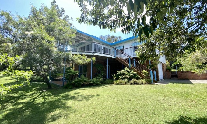 Camden Head House | Relax at Surf N View: Family & Pet-Friendly Retreat