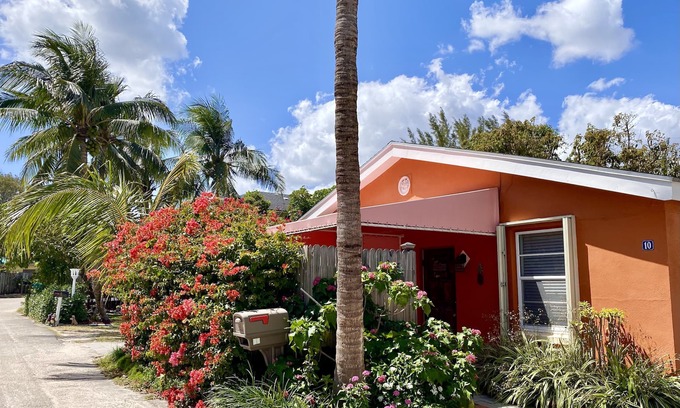 Briny Breezes Cottage | Beachfront Surf Road Duplex Cottage with Ocean Views
