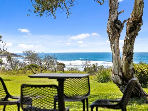 Arrawarra Headland House | Family-Friendly Surf Shack: Ideal for Your Next Getaway
