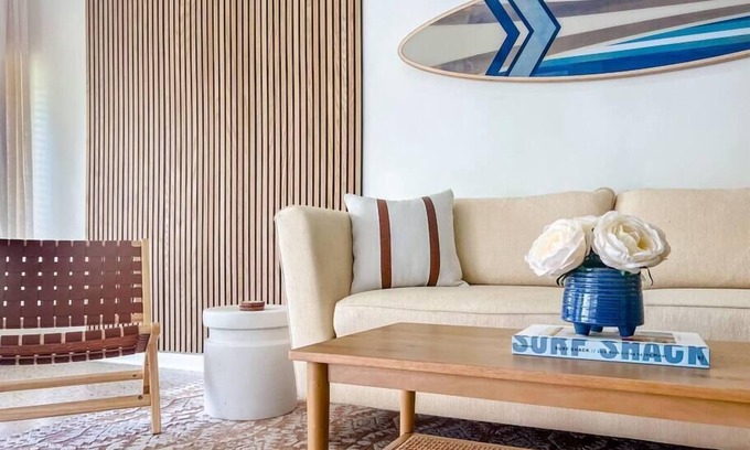 Jupiter House | Surf Shack Retreat: Pool Table, Fire Pit & 10 Min to Beach!