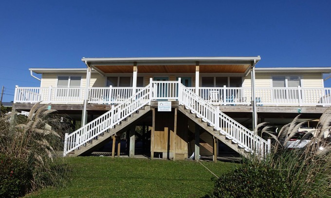 Emerald Isle House | Surf Sounds Beach Retreat: Your Relaxation Awaits!
