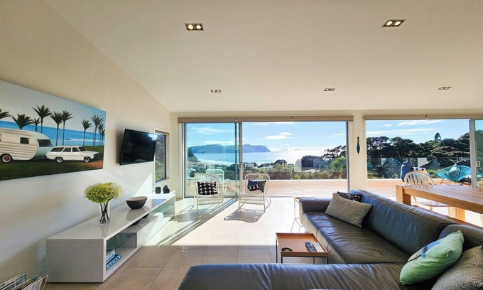Hot Water Beach Villa | Cozy Surf View at Hot Water Beach with Family-Friendly Amenities