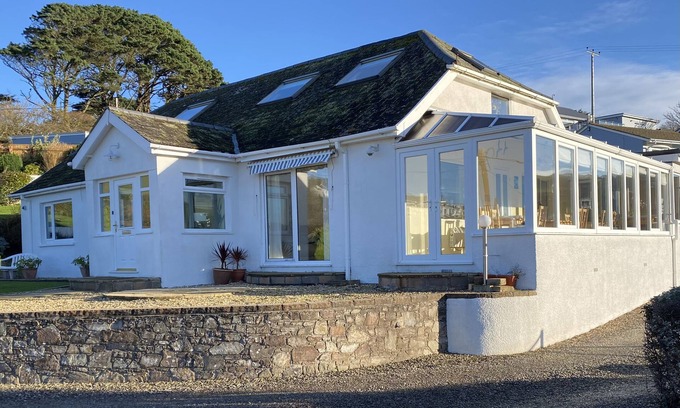 Woolacombe Cottage | Pet-Friendly Surf View with Garden and Oceanfront Bliss