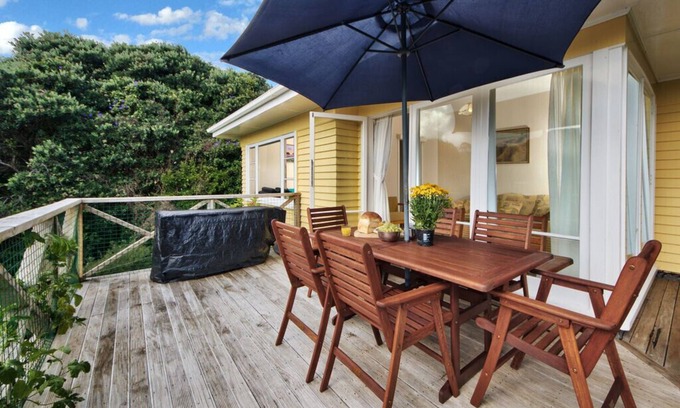 Piha Cottage | Pura Vida at Surfer's Sunshine Cottage - Piha Holiday Retreat