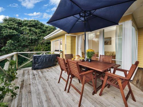 Piha House | Pet-Friendly Surfer's Sunshine Cottage in Piha