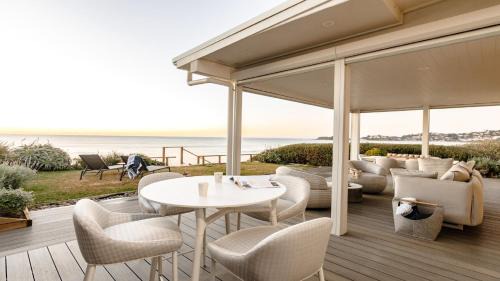 Wamberal House | Relax at Surfers Corner on Wamberal Beach - 4 Star Retreat