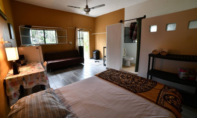 Emiliano Zapata Apartment | Pet-Friendly Surfers Paradise Studio Room with Spa Access