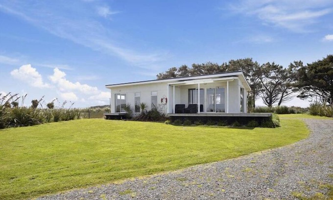 Colac Bay House | Oceanfront Beach Bach with Stunning Views & Family Amenities