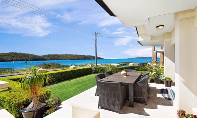 Ettalong Beach Apartment | Beachfront Surfside Ettalong: Family-Friendly Ocean Views