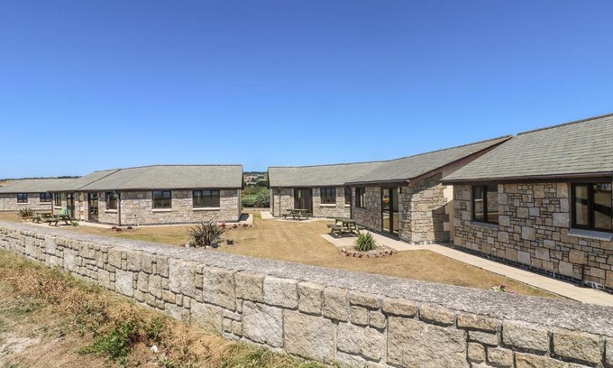 Longrock House | Ideal Surfside Retreat: 4-Star, Pet & Child Friendly
