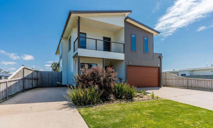 Inverloch House | Discover Surfside Lakeviews with Free Wifi & Ocean Views