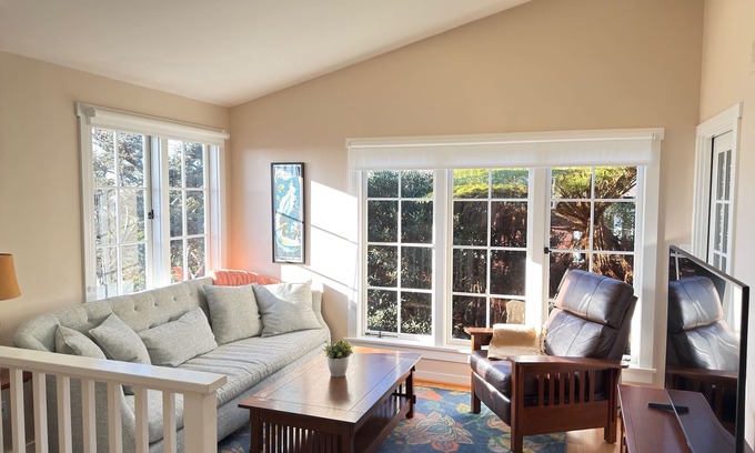 La Jolla Apartment | Surfside Ocean-View Oasis – Steps from Windansea Beach