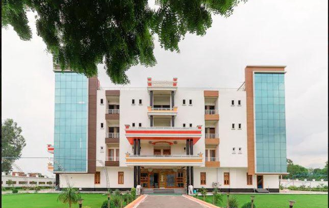 Bara Banki Hotel | Top-Rated Surja Guest House with Marriage Lawn & Kitchen