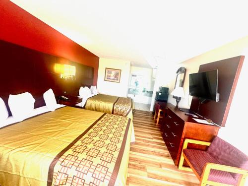 Dobson Hotel | Discover Surry Inn - Dobson: Family and Pet-Friendly Stay