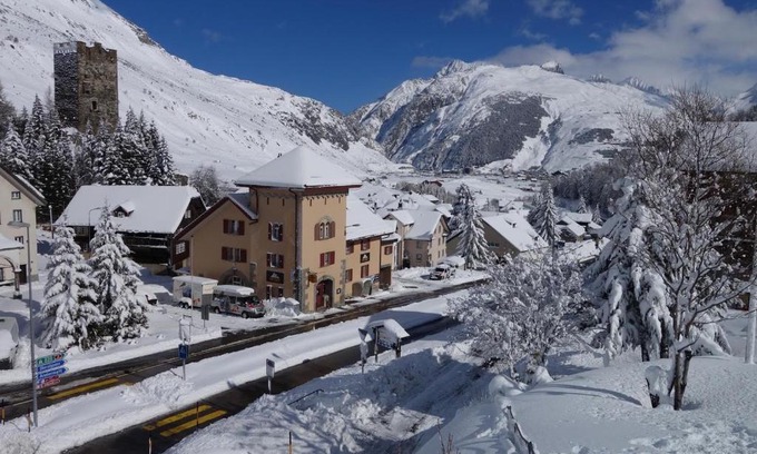 Hospental House | Pet-Friendly Sust Lodge am Gotthard with Breakfast Included