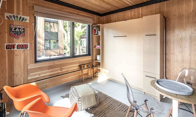 South Perry District Apartment | Eco-Friendly BlockhouseLife: Pet & Child Friendly Retreat