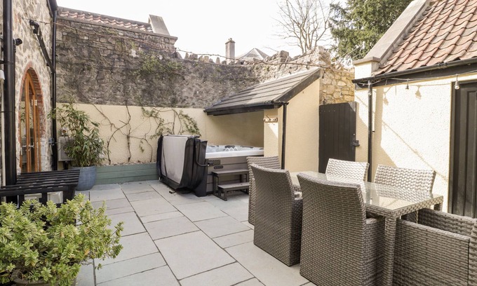 Weston-super-Mare Cottage | Discover Sutherland Barn: Pet-Friendly Cottage in Hutton