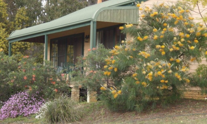 Pokolbin Cottage | Enchanting Sutherland Cottage: Vineyard Retreat for Families