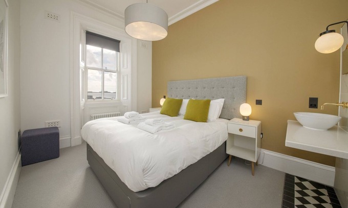 Isle of Lewis Cottage | Elegant Sutherland West - Ocean View Castle for 2 Guests