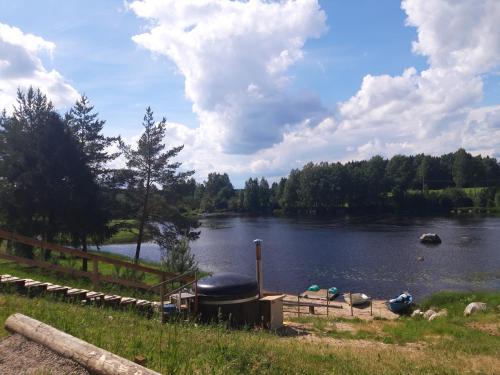 Sonkajarvi Ski Chalet | Pet-Friendly Suvantorinne with Ocean View & Hot Tub