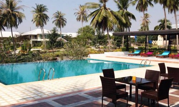 Si Racha Resort | Relax at Suwan Driving Range and Resort with Pool & Dining