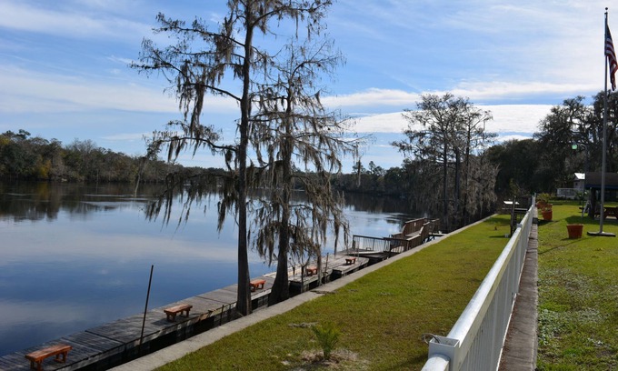 Old Town Hotel | Discover Suwannee Gables Motel and Marina with Pool Access