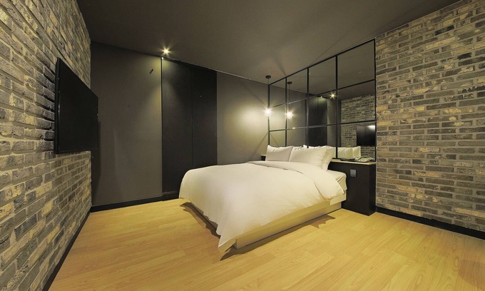 Guun-dong Hotel | Eco-Friendly Stay at Suwon Guundong Wol with Breakfast