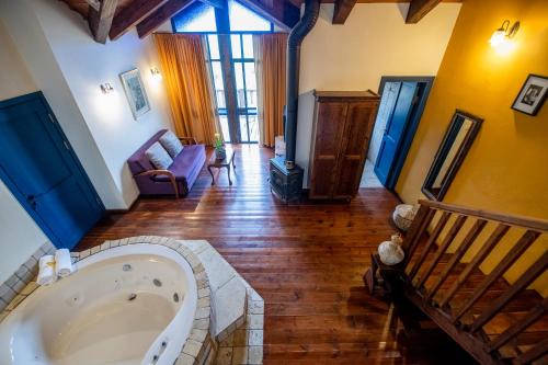 Odem Cabin | Top-Rated Suzanna Hotel in Odem with Breakfast & Kitchen