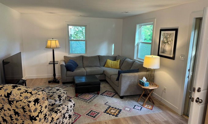Lawrence House | Suzie’s Place—-Charming 2-bedroom house in Lawrence. Minutes north of Downtown.