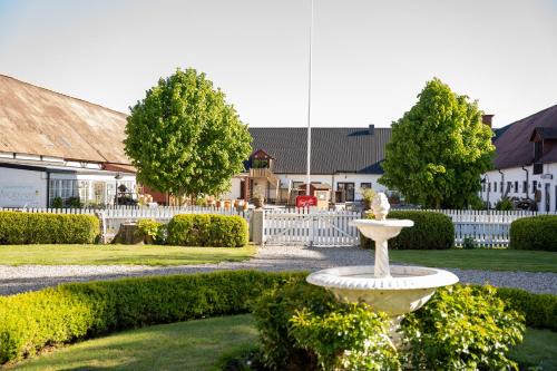 Kivik Bed & Breakfast | Cozy Svabesholms Kungsgårds B&B with Hot Tub & Breakfast