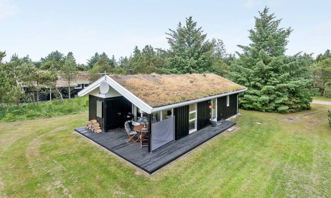 Rødhus House | Relax at Svantepolk: Oceanfront Getaway with Spa & Breakfast