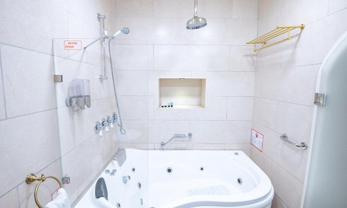 Bat Shlomo Apartment | Experience Comfort at Svarzman Suite with Hot Tub Access