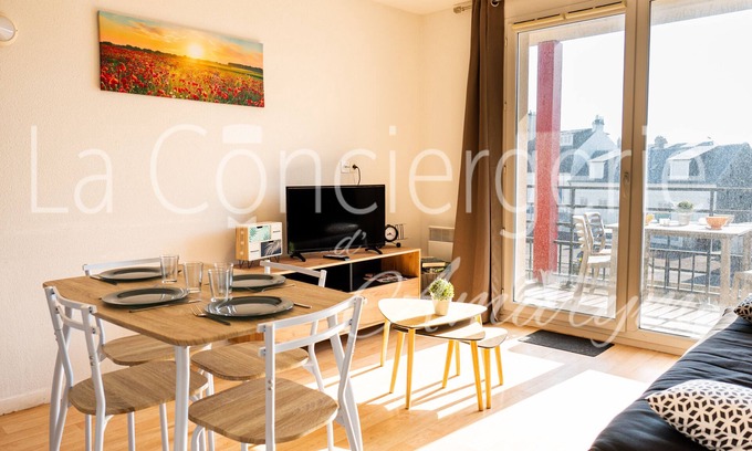 Cayeux-sur-Mer Condo | Beachside Retreat: Bright Apartment with Balcony & Ocean View