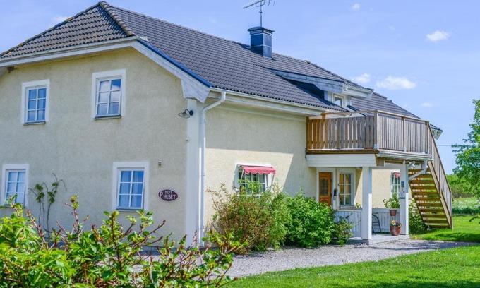 Strangnas Bed & Breakfast | Cozy Stay at Svedängs Rum & Frukost - Pet Friendly and Welcoming