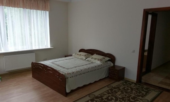 Svyatoshyns'kyi District Apartment | Family-Friendly Sviatoshyn Aparthotel with Kitchen Amenities