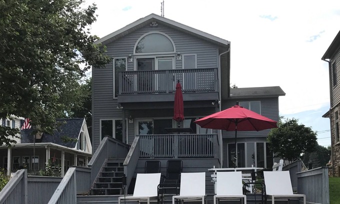 Niles House | SW Michigan lake home that is perfect for water sports, ND games and wineries.