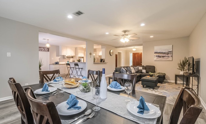 Westbury House | Comfortable Retreat in SW Houston Near NRG and Galleria