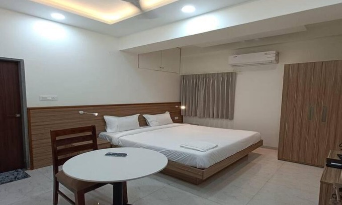 Indore Apartment | Convenient Stay at SwageStay Scheme No 114 with Breakfast