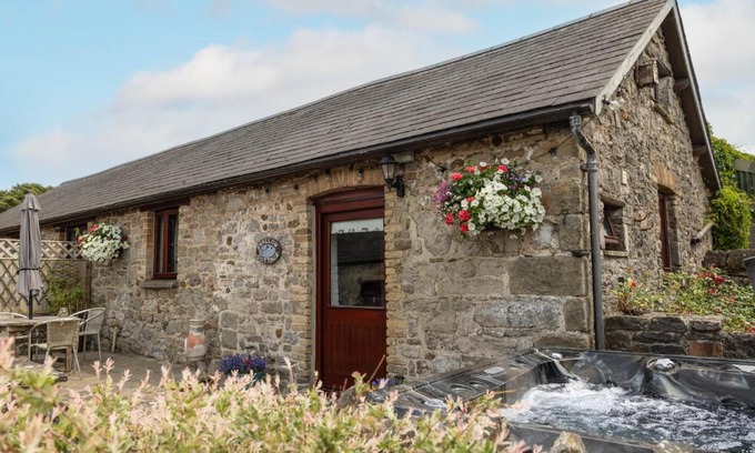 Pyle Apartment | Inviting Swallow Cottage: Family-Friendly with Hot Tub