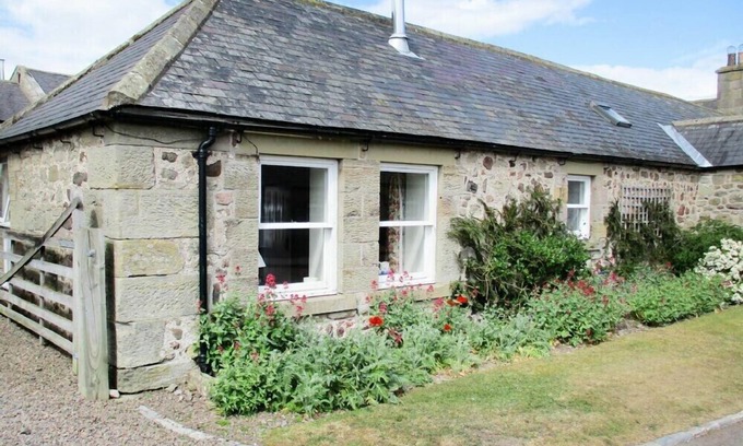 Old Bewick Cottage | Cozy Swallow Cottage: Family-Friendly Getaway in Powburn